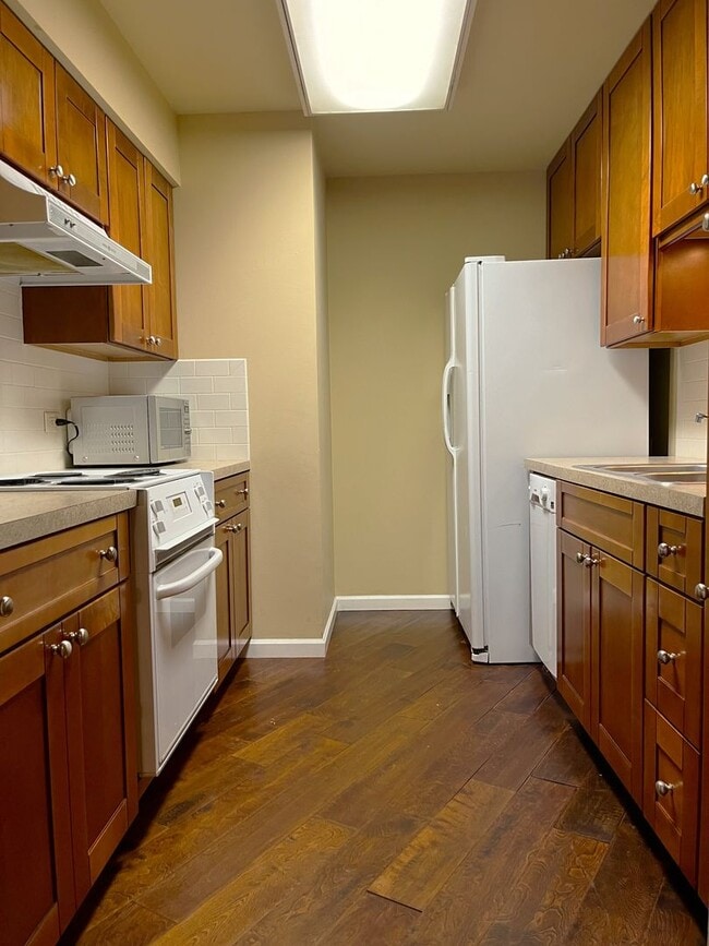 Building Photo - Coveted Portland Plaza Condo located in Do...