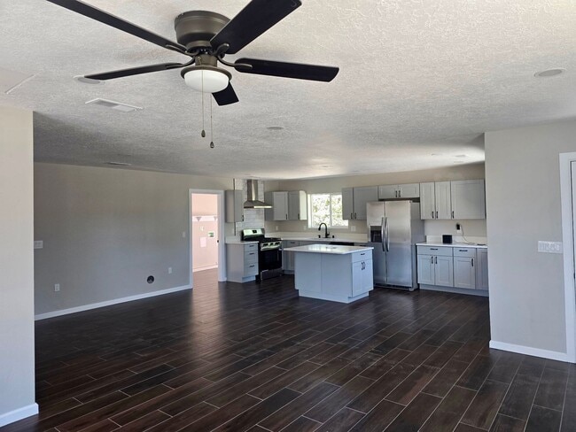 Building Photo - ***NEW*** 3-bedroom, 2-bath home in Albuquerque with all the modren finishes!