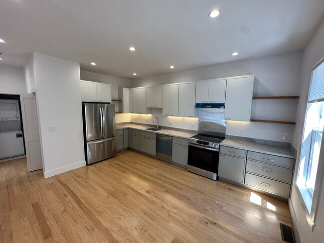 Building Photo - Fully renovated Noe Valley charmer - 2 BR | 1 BA Unit in the Heart of Noe Valley