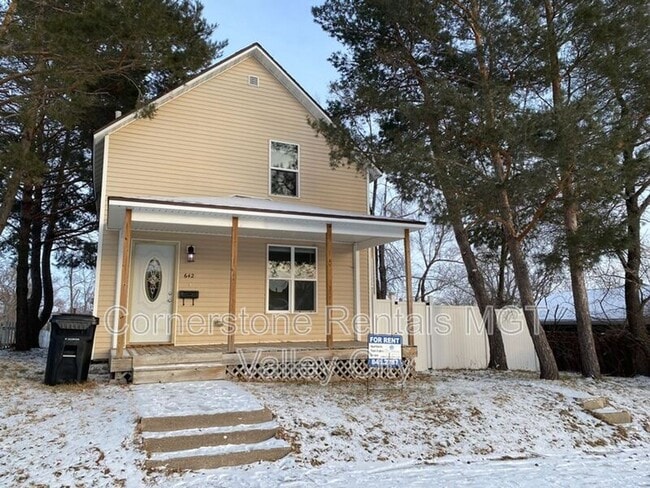 Building Photo - 642 2nd Ave NW