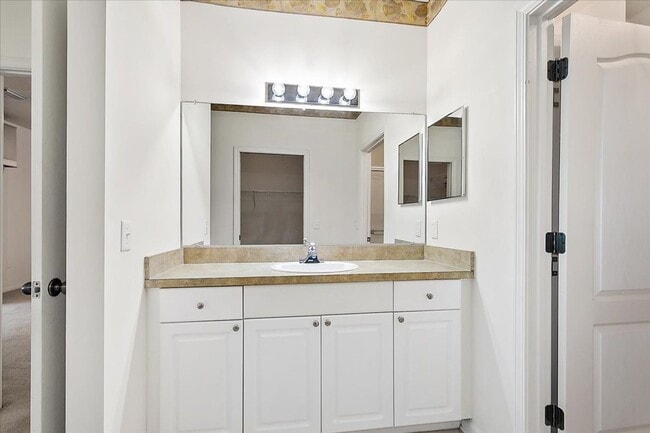 Building Photo - Large 2/2 in highly desirable The Cottages...