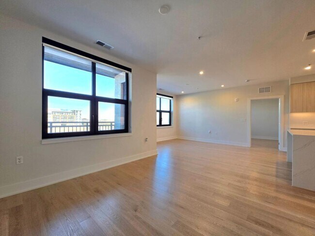 Building Photo - 737 Swann Ave