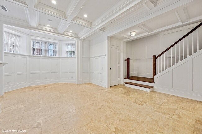 Building Photo - 746 W Belden Ave