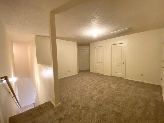 Building Photo - 4BR - PLUS LOFT and 3 CAR GARAGE