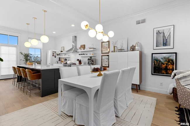 Building Photo - 824 W Moss Ave