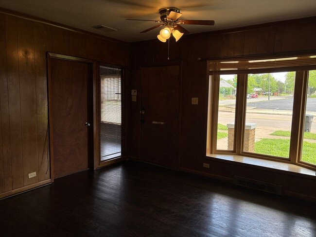 Building Photo - 4/1.5 Right in Downtown Denison!