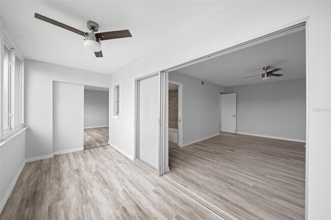 Building Photo - 4725 Cove Cir