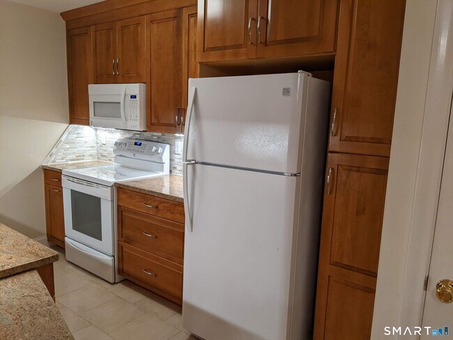 Building Photo - 95 -2B Woodsedge Dr