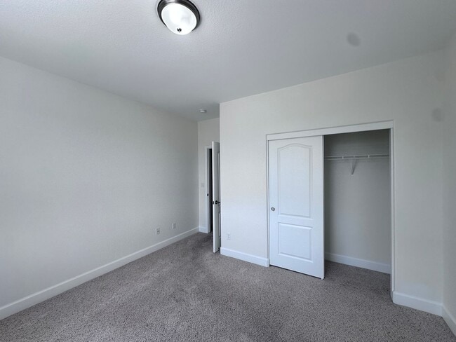 Building Photo - 10735 Ridgebrook Dr
