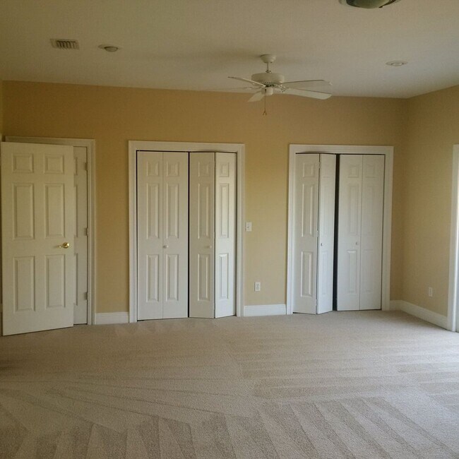 Building Photo - Beautiful 4 Bedroom 2 and 1/2 bath home in...