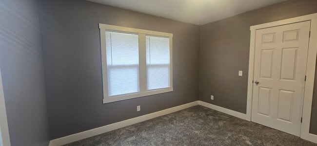 Building Photo - 1590 W. Waggoner-- 2 bed, 1 bath