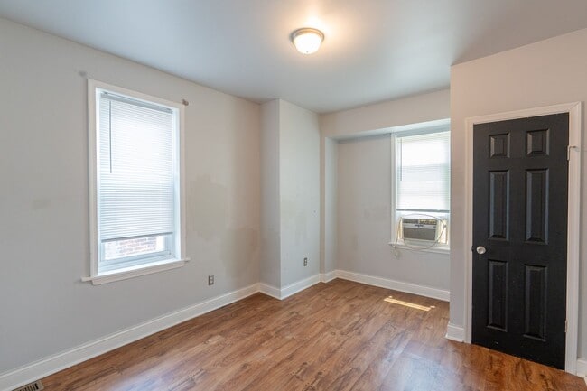 Building Photo - Newly rehabbed 3 bedroom 1.5 bath unit