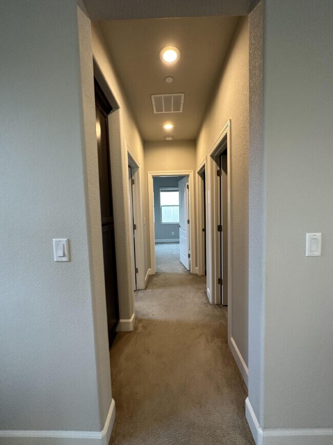 Building Photo - Gorgeous like new 4 bedroom 3 bath home located in Promontory