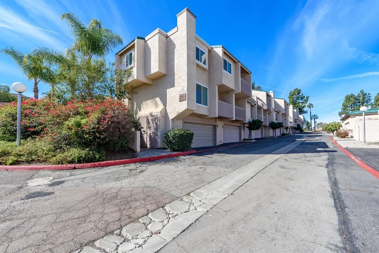 End/Corner Unit. Garage, 1st Floor and 2nd Floor - 712 Silver Dr