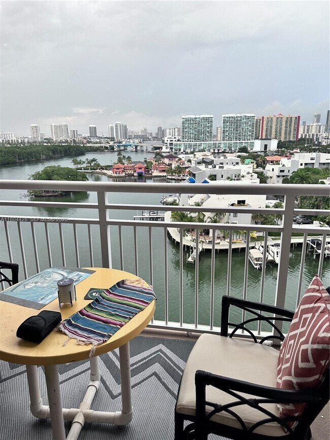 Building Photo - 400 Kings Point Dr