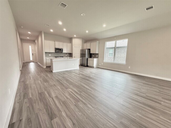 Building Photo - 14273 Lake Lodge Dr