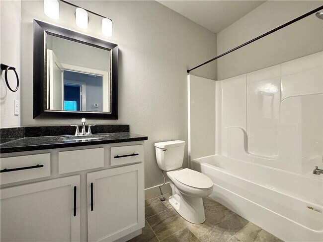 Building Photo - 1015 NE Hts Ln