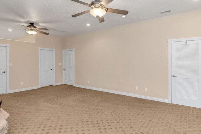 Building Photo - Beautiful & Spacious 4Bd 3.5Bath Home w/An...