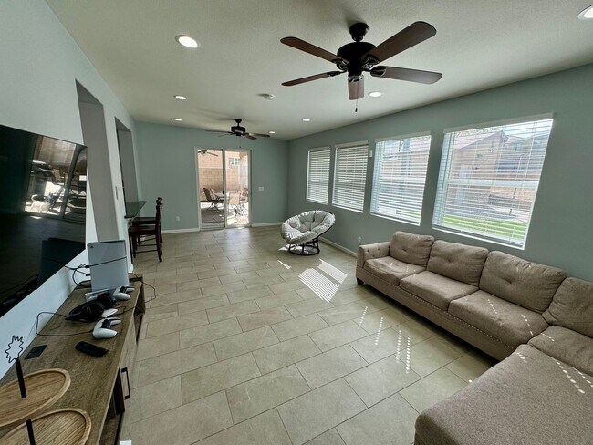 Building Photo - 40123 Vista Ridge Dr