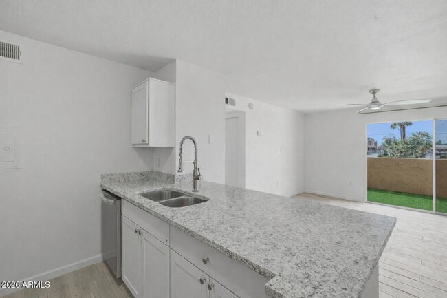 Building Photo - 8055 E Thomas Rd