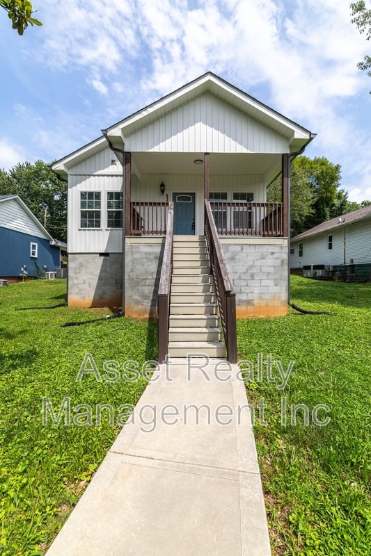 Building Photo - 619 Midlake Dr NE