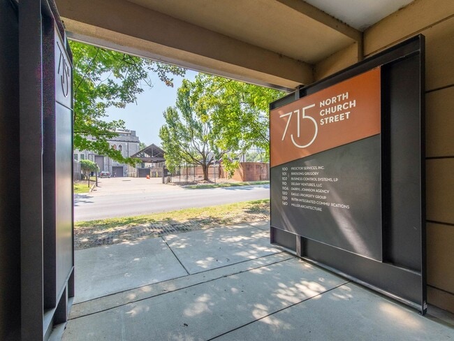 Building Photo - This move in ready condo has it all in Cha...