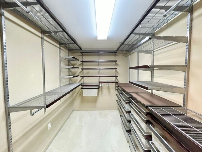 Building Photo - 1,600 sqft 2-Level SOMA 1BD+2 Bonus Rooms+ 1.5BA Loft! 2 Car Pkg! Laundry! Balcony! -PROGRESSIVE