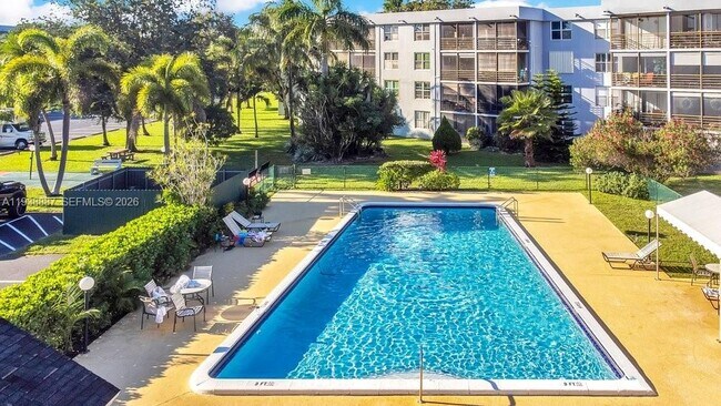 Building Photo - 105 Royal Pk Dr