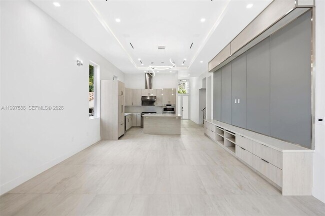 Building Photo - 1615 NE 3rd Ct