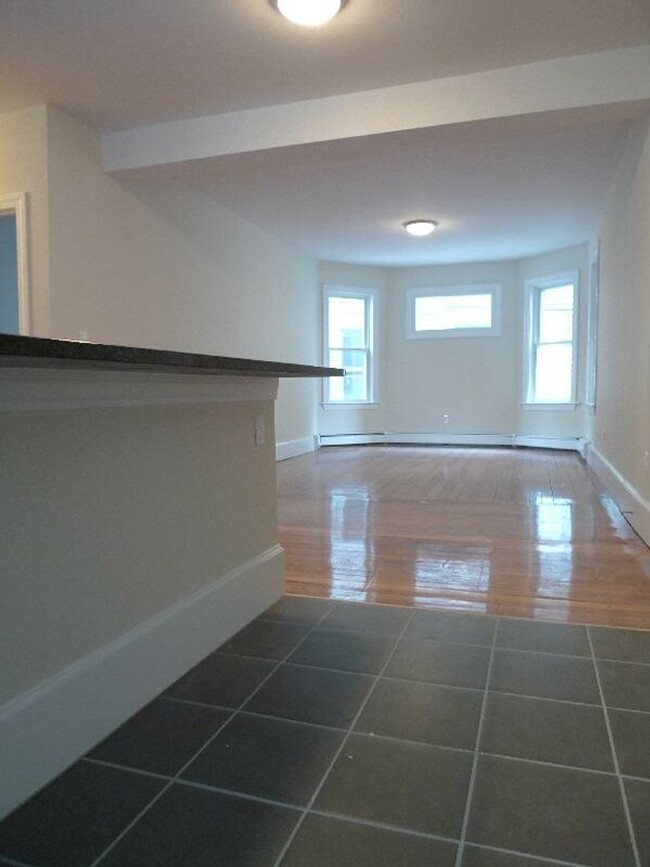 Building Photo - Fully Renovated Large Apartment in Mission...