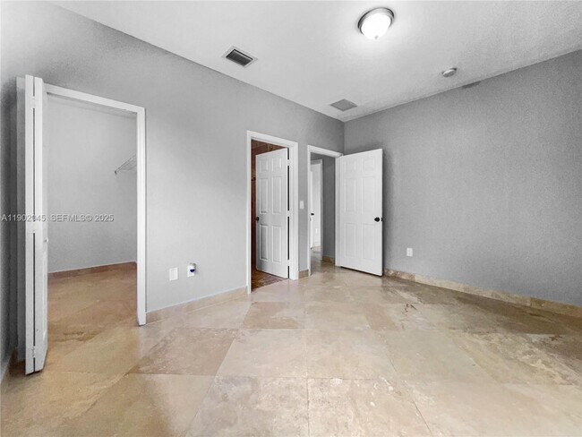 Building Photo - 1736 NE 9th Dr