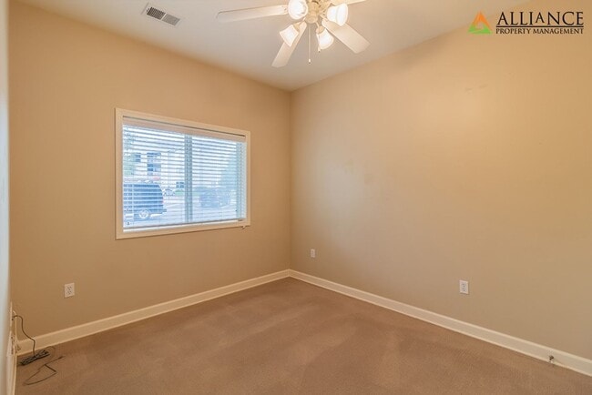 Building Photo - Great Location!