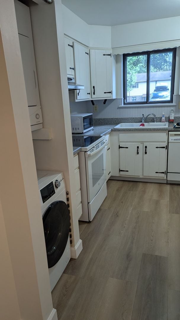 Building Photo - Recently renovated 1st floor condo for ren...