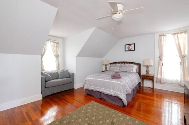 Building Photo - 406 NE 7th Ave