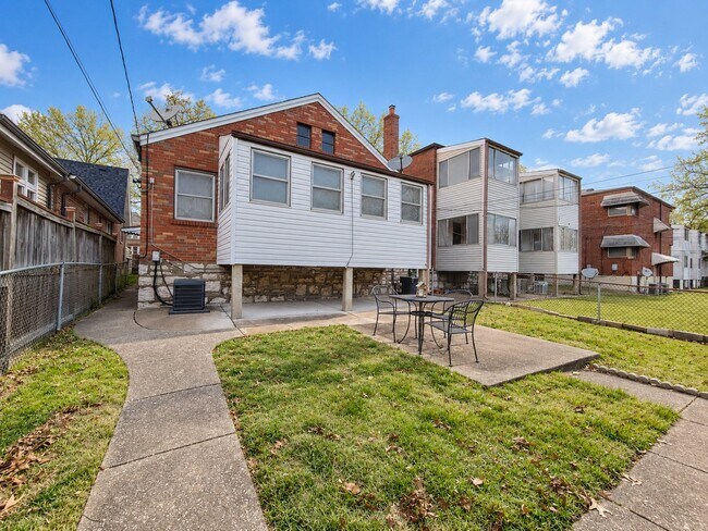 Building Photo - 6636 Devonshire Ave