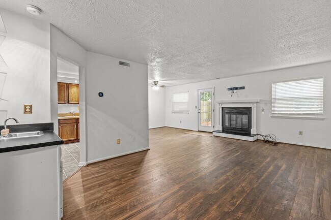 Building Photo - Beautiful 2-Bed, 2.5-Bath Home with Spacio...