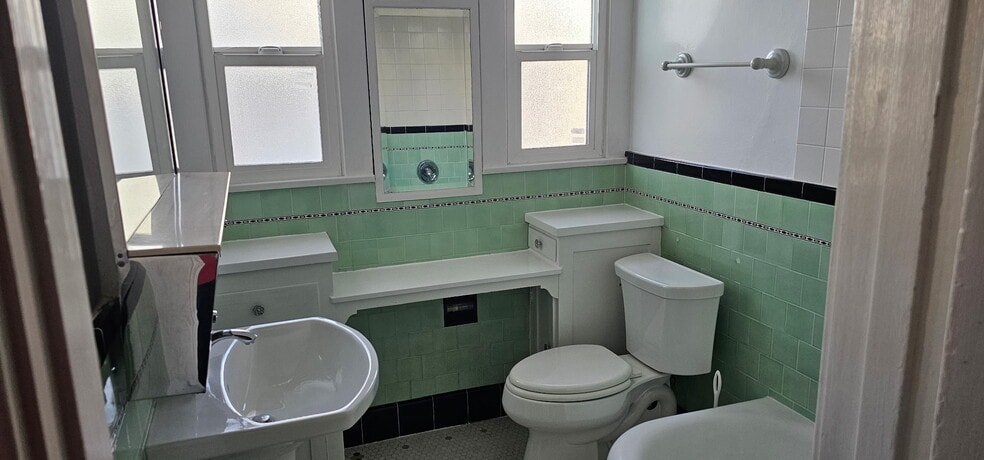 Bathroom - 218 1/2 N Kenmore Ave