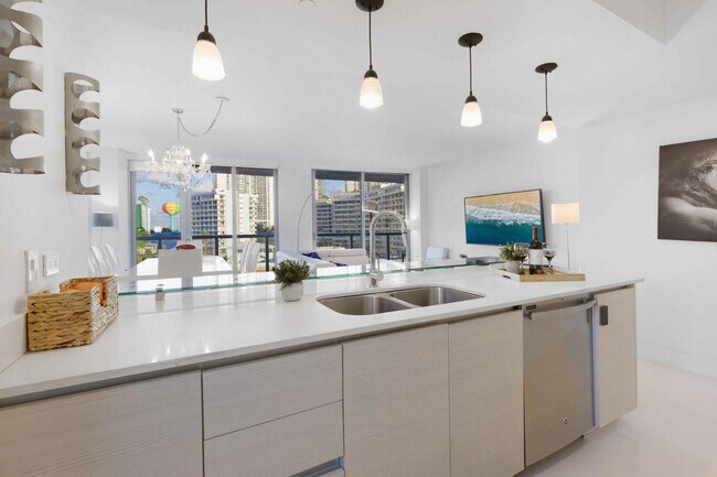 Building Photo - 2602 E Hallandale Beach Blvd