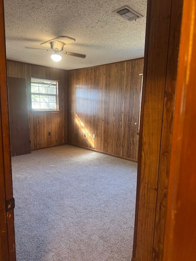 Building Photo - Middle of Town