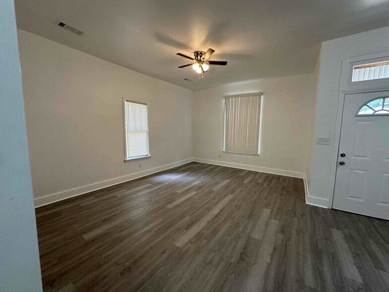 Building Photo - 939 Seattle St