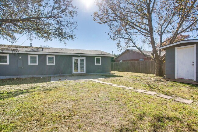 Building Photo - Beautiful, Spacious 4 Bedroom Close to Tex...
