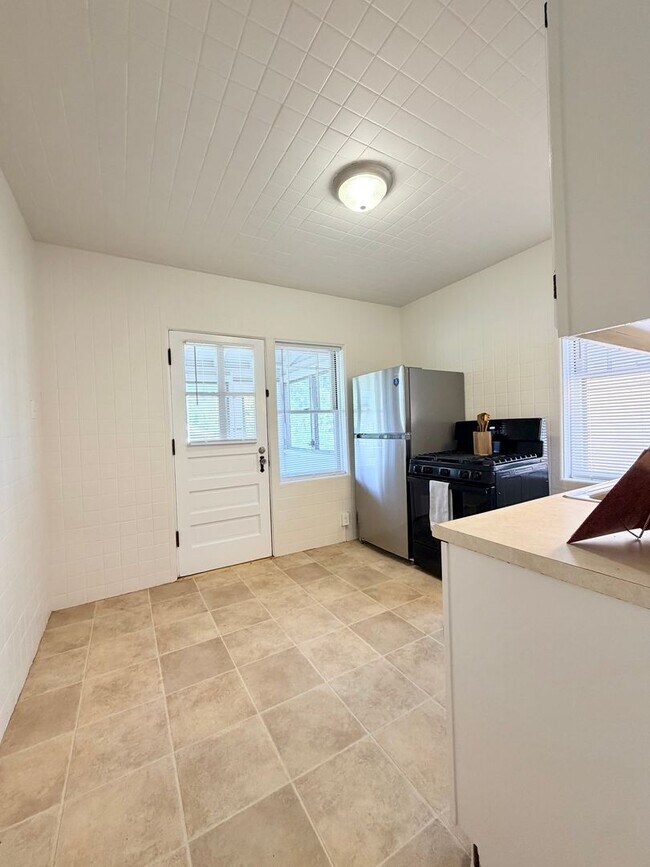 Building Photo - 5837 Hampton Ave