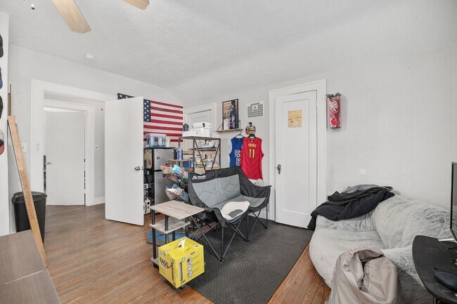 Building Photo - 949 SW 13th St