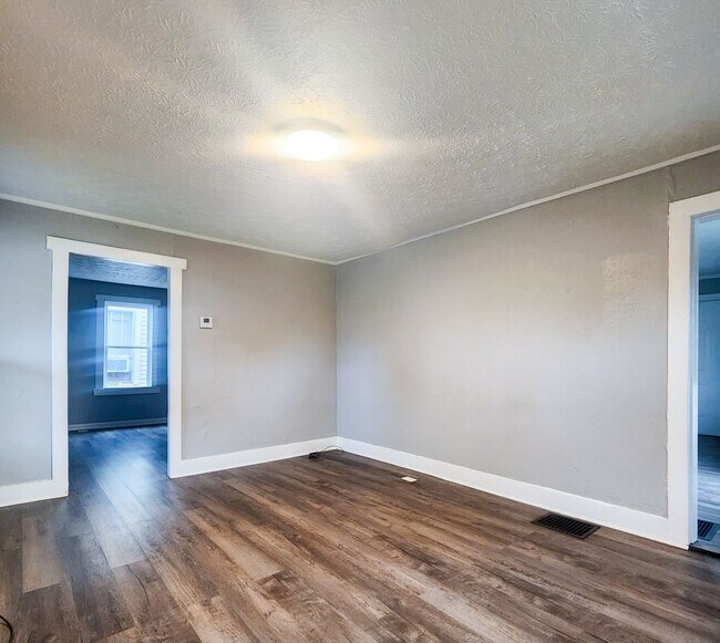 Building Photo - Beautiful Newly Remodeled 2 Bedroom Home - Ideal for Section 8 Voucher Holders!