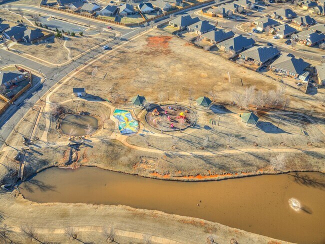 Building Photo - Updated home in Edmond + 3 bed + 2 bath