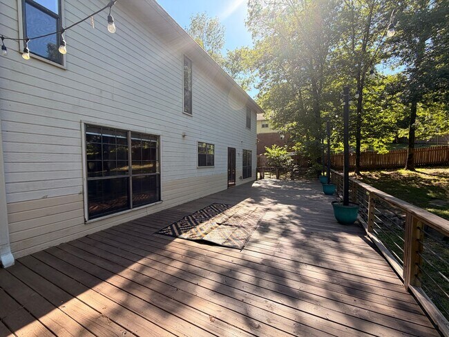 Building Photo - Discover this spacious 4-bedroom, 2.5-bathroom home in Russellville, AR