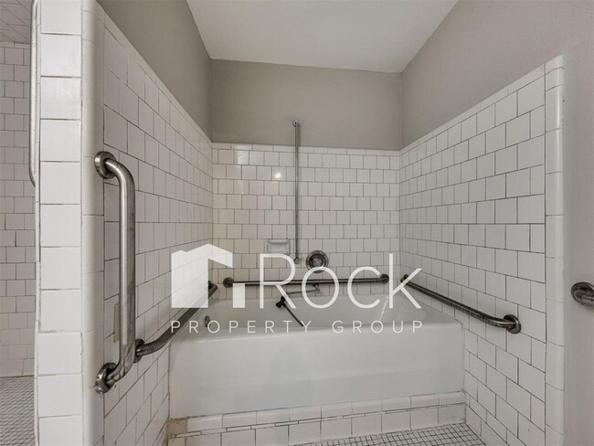 Building Photo - 3 Bedroom Home + 1 Bedroom Apartment near OCU and Uptown!