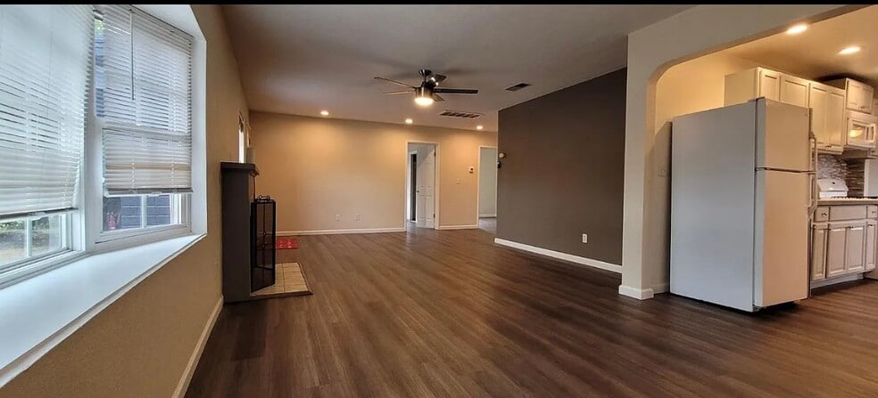 Big living room - 809 Badgley Dr