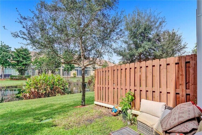 Building Photo - 821 E Village Cir