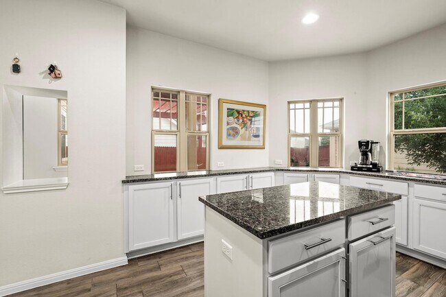 Building Photo - 5917 Principale Dr